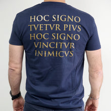 Cargar imagen en el visor de la galería, CAMISETA HOC SIGNO VINCITVR INIMICVS